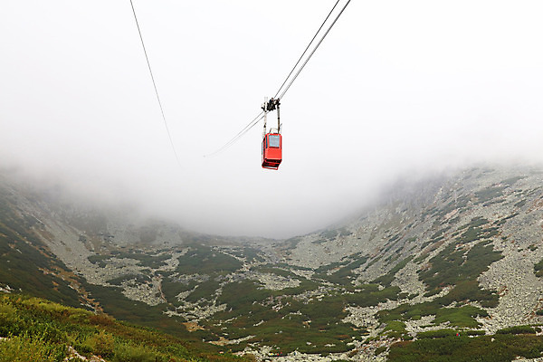 포토 JPG 해외이미지 구름 유럽 여행 교통시설 자동차 자연 날씨 휴가 산 안테나 풍경 사람없음 빨간색 여름 안개 곤돌라 연결 각도 머리위 리프트 마차 멀리 발견 방법 해외202004 해외포토 자연요소 계절 나라 육상교통 교통수단 컬러 교통 통신 시설 생태계 파일형식 이미지허브