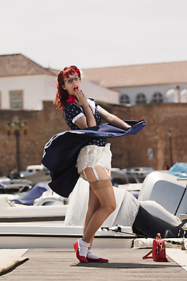 포토 JPG 해외이미지 백인 모델 헤어스타일 드레스 여자 50대 포즈 한명 성인 야외 빨간색 유행 립스틱 도시 화려 보트 입술 복고 해군 픽업 스타일 해외202004 해외포토 서양인 1 옷 컬러 중년 컨셉 배_교통 군대 사람 신체부위 화장품 파일형식 이미지허브