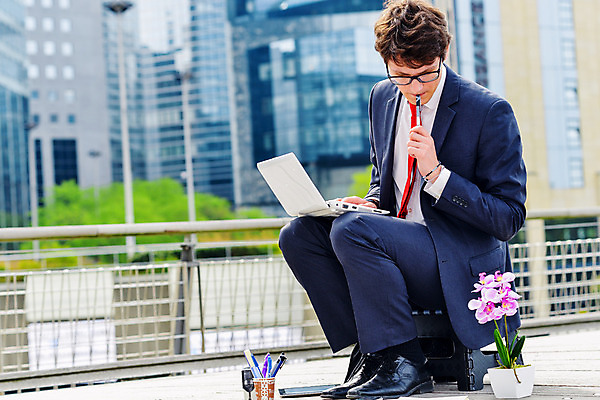 포토 JPG 해외이미지 직업 라이프스타일 응시 행복 인터넷 회사 비즈니스 성공 노동자 한명 사람 20대 야외 노트북 공책 자유 흰색 도시 업무 작업 비즈니스맨 실업자 무선전화기 책상 즐거움 긍정 노숙자 무료 해외202004 해외포토 1 시선 남자 감정 컬러 가구 컨셉 문구용품 청년 생활 전자제품 직장인 전화기 파일형식 이미지허브
