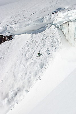 포토 JPG 해외이미지 남자 여행 이동 자연 하늘 휴식 산 한명 사람 풍경 경사 야외 초록색 빛 평화 얼음 침묵 기쁨 회색 자유 흰색 오픈 황무지 고독 위험 가루 심플 지역 암초 선로 운동가 해외202004 해외포토 자연요소 1 감정 컬러 컨셉 소리 생태계 파일형식 이미지허브