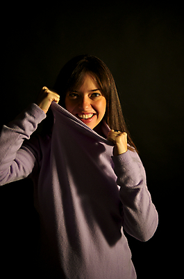 포토 JPG 해외이미지 백인 모델 응시 여자 행복 얼굴 백그라운드 놀이 한명 성인 청춘 유행 기쁨 게임 화려 우아함 시원함 고립 해외202004 해외포토 서양인 1 시선 감정 컨셉 사람 신체부위 파일형식 이미지허브