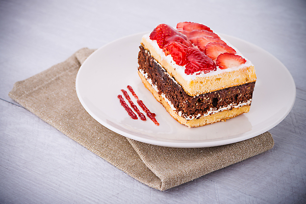 포토 JPG 해외이미지 접시 딸기 실내 사람없음 케이크 초콜릿 식탁보 달콤 흰배경 비네팅 해외202004 해외포토 식기 백그라운드 과일 디저트 촬영기법 내부 흰색 맛 파일형식 이미지허브