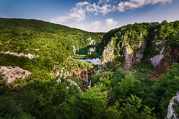 포토 JPG 해외이미지 나무 식물 구름 공원 유럽 호수 여행 잎 모션 자연 하늘 휴가 안테나 풍경 사람없음 야외 초록색 물 여름 파란색 강 햇빛 반사 환경 봄 절벽 폭포 흐름 연못 개울 떨어짐 저녁 숲 휴양지 크로아티아 내추럴 전국 해외202004 해외포토 자연요소 계절 공공시설 나라 컬러 컨셉 통신 태양 장소 야간 생태계 파일형식 이미지허브