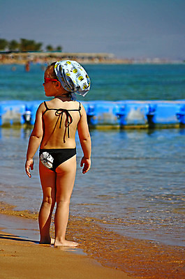 포토 JPG 해외이미지 모델 어린이 모래 바다 여행 자연 휴가 이집트 한명 풍경 물 여름 수영 그림 해외202004 해외포토 자연요소 1 계절 아프리카 사람 수상스포츠 생태계 파일형식 이미지허브