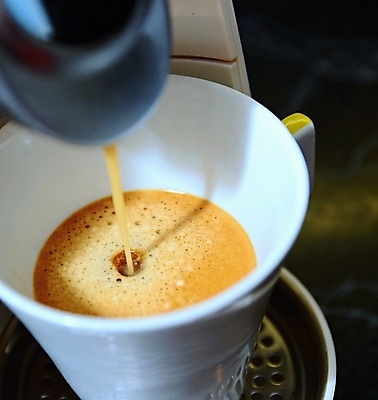 포토 JPG 해외이미지 커피 음료 음식 사람없음 컵 갈색 식당 검은색 기계 이탈리아 거품 카페 흰색 신선 바 뜨거움 붓기 아침식사 만들기 바리스타 카푸치노 에스프레소 카페인 해외202004 해외포토 직업 식기 유럽 컬러 모션 상점 식사 파일형식 이미지허브