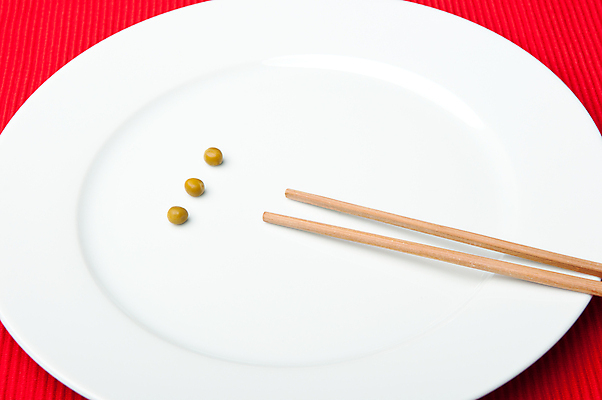 포토 JPG 해외이미지 접시 다이어트 건강 사람없음 빨간색 초록색 식사 중국 막대기 자르기 비만 날씬함 측정 완두콩 칼로리 영양소 제어 줄이기 해외202004 해외포토 식기 아시아 컬러 모션 콩 몸매 파일형식 이미지허브