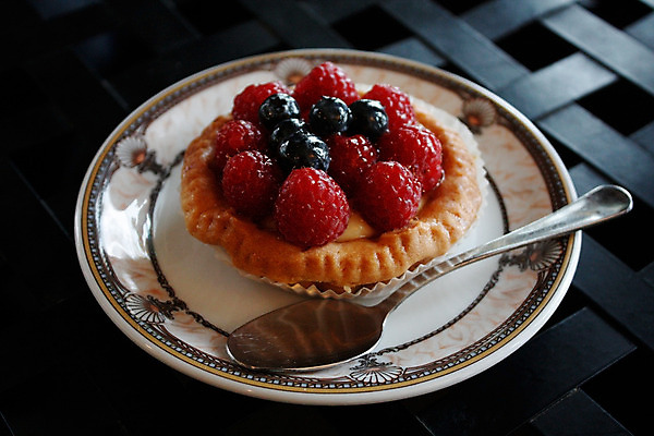 포토 JPG 해외이미지 과일 디저트 사람없음 가로 케이크 블루베리 산딸기 타르트 페스츄리 해외202004 해외포토 음식 빵 파이_빵 파일형식 이미지허브