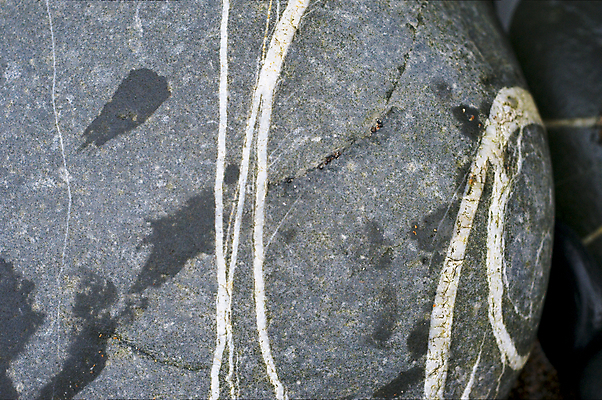 포토 JPG 해외이미지 유럽 선 자연 영국 잉글랜드 사람없음 물 줄무늬 회색 조약돌 흰색 해외202004 해외포토 자연요소 나라 컬러 무늬 돌_바위 생태계 파일형식 이미지허브