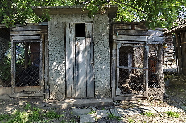 포토 JPG 해외이미지 나무 전통 외관 응시 건축양식 주택 사람없음 문 창고 변기통 불가리아 석고 스타일 해외202004 해외포토 식물 시선 건축 건물 파일형식 남유럽 이미지허브
