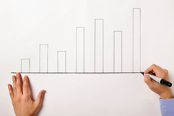 포토 JPG 스튜디오촬영 손 남자 비즈니스 그래프 실내 사람 신체부위 펜 사무용품 그리기 막대그래프 오브젝트 국내포토 모션 문구용품 내부 필기구 파일형식