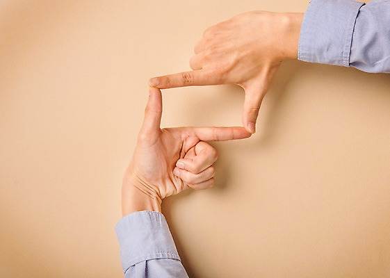 포토 JPG 스튜디오촬영 손 남자 비즈니스 프레임 실내 틀 사람 손짓 신체부위 사무용품 오브젝트 국내포토 모션 문구용품 내부 파일형식