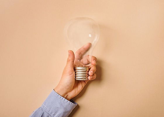 포토 JPG 스튜디오촬영 손 남자 비즈니스 전구 아이디어 실내 들기 사람 신체부위 사무용품 오브젝트 국내포토 컨셉 모션 문구용품 내부 파일형식