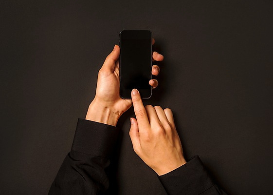 포토 JPG 스튜디오촬영 손 남자 비즈니스 검은배경 실내 사람 신체부위 스마트폰 사무용품 터치 오브젝트 아이폰 국내포토 백그라운드 문구용품 내부 핸드폰 스마트기기 검은색 파일형식