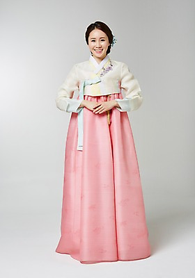 포토 JPG 스튜디오촬영 전신 여자 명절 포즈 실내 표정 한명 서기 미소 사람 동양인 성인 30대 한국인 한복 여자만 여자한명만 성인여자만 성인한명만 성인여자한명만 장년만 장년여자만 장년여자한명만 성인만 국내포토 1 한국전통 전통 기념일 모션 인종 내부 장년 전통의상 파일형식