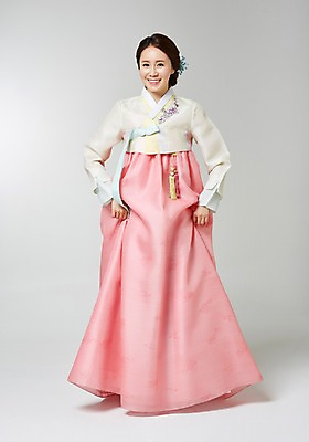 포토 JPG 스튜디오촬영 전신 여자 명절 실내 한명 서기 미소 사람 동양인 성인 30대 한국인 한복 여자만 여자한명만 성인여자만 성인한명만 성인여자한명만 장년만 장년여자만 장년여자한명만 성인만 국내포토 1 한국전통 전통 기념일 모션 표정 인종 내부 장년 전통의상 파일형식