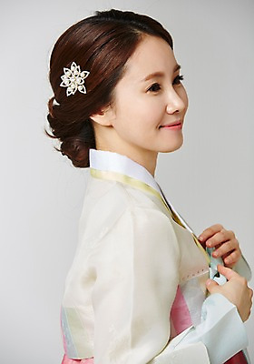 포토 JPG 스튜디오촬영 여자 명절 포즈 실내 표정 한명 웃음 사람 동양인 근접촬영 성인 30대 한국인 한복 여자만 여자한명만 성인여자만 성인한명만 성인여자한명만 장년만 장년여자만 장년여자한명만 성인만 국내포토 1 한국전통 전통 기념일 뷰포인트 인종 내부 장년 전통의상 파일형식