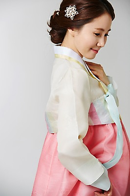 포토 JPG 스튜디오촬영 한국전통 여자 명절 포즈 실내 표정 한명 웃음 사람 동양인 근접촬영 성인 30대 한국인 전통의상 한복 여자만 여자한명만 성인여자만 성인한명만 성인여자한명만 장년만 장년여자만 장년여자한명만 성인만 국내포토 1 전통 기념일 뷰포인트 한국 인종 내부 장년 파일형식