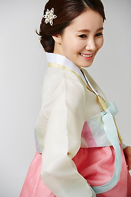 포토 JPG 스튜디오촬영 한국전통 여자 명절 포즈 실내 표정 한명 웃음 사람 동양인 근접촬영 성인 30대 한국인 전통의상 한복 여자만 여자한명만 성인여자만 성인한명만 성인여자한명만 장년만 장년여자만 장년여자한명만 성인만 국내포토 1 전통 기념일 뷰포인트 한국 인종 내부 장년 파일형식