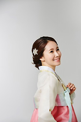 포토 JPG 스튜디오촬영 한국전통 여자 명절 포즈 실내 표정 한명 웃음 사람 동양인 근접촬영 성인 30대 한국인 전통의상 한복 여자만 여자한명만 성인여자만 성인한명만 성인여자한명만 장년만 장년여자만 장년여자한명만 성인만 국내포토 1 전통 기념일 뷰포인트 한국 인종 내부 장년 파일형식