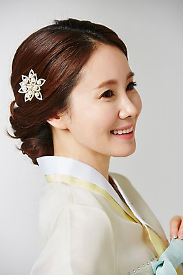 포토 JPG 스튜디오촬영 한국전통 여자 명절 포즈 실내 표정 한명 웃음 사람 동양인 근접촬영 성인 30대 한국인 전통의상 한복 여자만 여자한명만 성인여자만 성인한명만 성인여자한명만 장년만 장년여자만 장년여자한명만 성인만 국내포토 1 전통 기념일 뷰포인트 한국 인종 내부 장년 파일형식