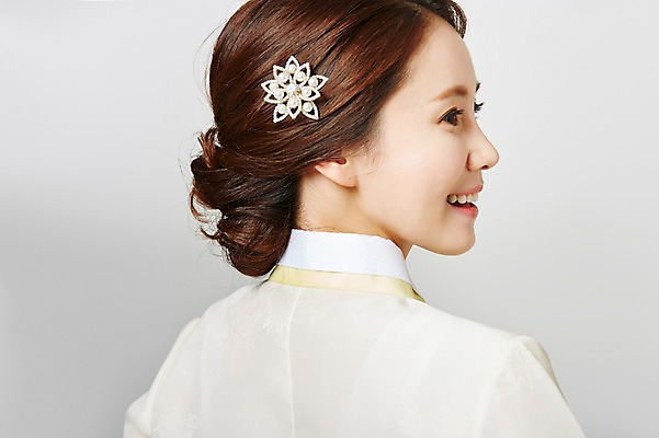 포토 JPG 스튜디오촬영 한국전통 여자 명절 포즈 실내 표정 한명 웃음 사람 동양인 근접촬영 성인 30대 한국인 전통의상 한복 여자만 여자한명만 성인여자만 성인한명만 성인여자한명만 장년만 장년여자만 장년여자한명만 성인만 국내포토 1 전통 기념일 뷰포인트 한국 인종 내부 장년 파일형식