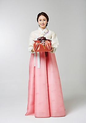 포토 JPG 스튜디오촬영 전신 한국전통 여자 명절 포즈 실내 선물 한명 서기 사람 동양인 성인 30대 선물상자 한국인 보자기 전통의상 한복 주기 여자만 여자한명만 성인여자만 성인한명만 성인여자한명만 장년만 장년여자만 장년여자한명만 성인만 국내포토 1 전통 기념일 모션 한국 인종 내부 장년 상자 파일형식 천_직물