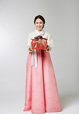 포토 JPG 스튜디오촬영 전신 한국전통 여자 명절 포즈 실내 선물 한명 서기 사람 동양인 성인 30대 선물상자 한국인 보자기 전통의상 한복 주기 여자만 여자한명만 성인여자만 성인한명만 성인여자한명만 장년만 장년여자만 장년여자한명만 성인만 국내포토 1 전통 기념일 모션 한국 인종 내부 장년 상자 파일형식 천_직물