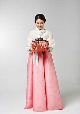 포토 JPG 스튜디오촬영 전신 한국전통 여자 명절 포즈 실내 선물 한명 서기 사람 동양인 성인 30대 선물상자 한국인 보자기 전통의상 한복 주기 여자만 여자한명만 성인여자만 성인한명만 성인여자한명만 장년만 장년여자만 장년여자한명만 성인만 국내포토 1 전통 기념일 모션 한국 인종 내부 장년 상자 파일형식 천_직물