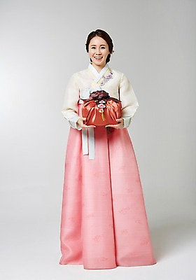 포토 JPG 스튜디오촬영 전신 한국전통 여자 명절 포즈 실내 선물 한명 서기 사람 동양인 성인 30대 선물상자 한국인 보자기 전통의상 한복 주기 여자만 여자한명만 성인여자만 성인한명만 성인여자한명만 장년만 장년여자만 장년여자한명만 성인만 국내포토 1 전통 기념일 모션 한국 인종 내부 장년 상자 파일형식 천_직물