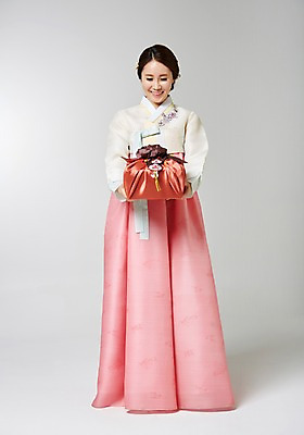 포토 JPG 스튜디오촬영 전신 한국전통 여자 명절 포즈 실내 선물 한명 서기 사람 동양인 성인 30대 선물상자 한국인 보자기 전통의상 한복 주기 여자만 여자한명만 성인여자만 성인한명만 성인여자한명만 장년만 장년여자만 장년여자한명만 성인만 국내포토 1 전통 기념일 모션 한국 인종 내부 장년 상자 파일형식 천_직물