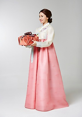 포토 JPG 스튜디오촬영 전신 한국전통 여자 명절 포즈 실내 선물 한명 서기 사람 동양인 성인 30대 선물상자 한국인 보자기 전통의상 한복 주기 여자만 여자한명만 성인여자만 성인한명만 성인여자한명만 장년만 장년여자만 장년여자한명만 성인만 국내포토 1 전통 기념일 모션 한국 인종 내부 장년 상자 파일형식 천_직물