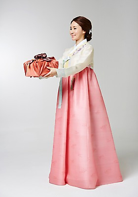 포토 JPG 스튜디오촬영 전신 한국전통 여자 명절 포즈 실내 선물 한명 서기 사람 동양인 성인 30대 선물상자 한국인 보자기 전통의상 한복 주기 여자만 여자한명만 성인여자만 성인한명만 성인여자한명만 장년만 장년여자만 장년여자한명만 성인만 국내포토 1 전통 기념일 모션 한국 인종 내부 장년 상자 파일형식 천_직물