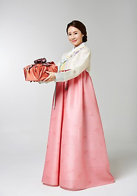 포토 JPG 스튜디오촬영 전신 한국전통 여자 명절 포즈 실내 선물 한명 서기 사람 동양인 성인 30대 선물상자 한국인 보자기 전통의상 한복 주기 여자만 여자한명만 성인여자만 성인한명만 성인여자한명만 장년만 장년여자만 장년여자한명만 성인만 국내포토 1 전통 기념일 모션 한국 인종 내부 장년 상자 파일형식 천_직물