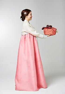 포토 JPG 스튜디오촬영 전신 한국전통 여자 명절 포즈 실내 선물 한명 서기 사람 동양인 성인 30대 선물상자 한국인 보자기 전통의상 한복 주기 여자만 여자한명만 성인여자만 성인한명만 성인여자한명만 장년만 장년여자만 장년여자한명만 성인만 국내포토 1 전통 기념일 모션 한국 인종 내부 장년 상자 파일형식 천_직물