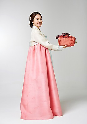 포토 JPG 스튜디오촬영 전신 한국전통 여자 명절 포즈 실내 선물 한명 서기 사람 동양인 성인 30대 선물상자 한국인 보자기 전통의상 한복 주기 여자만 여자한명만 성인여자만 성인한명만 성인여자한명만 장년만 장년여자만 장년여자한명만 성인만 국내포토 1 전통 기념일 모션 한국 인종 내부 장년 상자 파일형식 천_직물