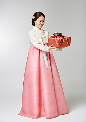 포토 JPG 스튜디오촬영 전신 한국전통 여자 명절 포즈 실내 선물 한명 서기 사람 동양인 성인 30대 선물상자 한국인 보자기 전통의상 한복 주기 여자만 여자한명만 성인여자만 성인한명만 성인여자한명만 장년만 장년여자만 장년여자한명만 성인만 국내포토 1 전통 기념일 모션 한국 인종 내부 장년 상자 파일형식 천_직물