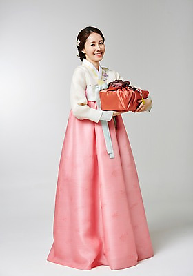 포토 JPG 스튜디오촬영 전신 한국전통 여자 명절 포즈 실내 선물 한명 서기 사람 동양인 성인 30대 선물상자 한국인 보자기 전통의상 한복 주기 여자만 여자한명만 성인여자만 성인한명만 성인여자한명만 장년만 장년여자만 장년여자한명만 성인만 국내포토 1 전통 기념일 모션 한국 인종 내부 장년 상자 파일형식 천_직물