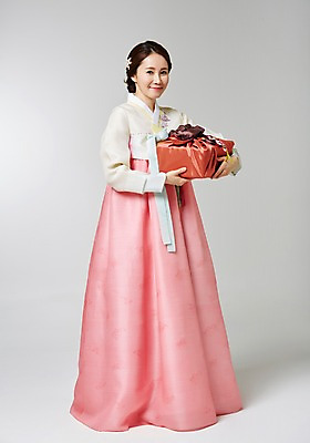 포토 JPG 스튜디오촬영 전신 한국전통 여자 명절 포즈 실내 선물 한명 서기 사람 동양인 성인 30대 선물상자 한국인 보자기 전통의상 한복 주기 여자만 여자한명만 성인여자만 성인한명만 성인여자한명만 장년만 장년여자만 장년여자한명만 성인만 국내포토 1 전통 기념일 모션 한국 인종 내부 장년 상자 파일형식 천_직물