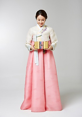 포토 JPG 스튜디오촬영 전신 한국전통 여자 명절 포즈 실내 선물 한명 서기 사람 동양인 성인 30대 선물상자 한국인 전통의상 한복 여자만 여자한명만 성인여자만 성인한명만 성인여자한명만 장년만 장년여자만 장년여자한명만 성인만 국내포토 1 전통 기념일 모션 한국 인종 내부 장년 상자 파일형식