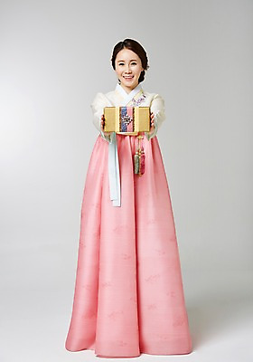 포토 JPG 스튜디오촬영 전신 한국전통 여자 명절 포즈 실내 선물 한명 서기 사람 동양인 성인 30대 선물상자 한국인 전통의상 한복 여자만 여자한명만 성인여자만 성인한명만 성인여자한명만 장년만 장년여자만 장년여자한명만 성인만 국내포토 1 전통 기념일 모션 한국 인종 내부 장년 상자 파일형식