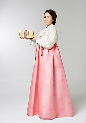 포토 JPG 스튜디오촬영 전신 한국전통 여자 명절 포즈 실내 선물 한명 서기 사람 동양인 성인 30대 선물상자 한국인 전통의상 한복 여자만 여자한명만 성인여자만 성인한명만 성인여자한명만 장년만 장년여자만 장년여자한명만 성인만 국내포토 1 전통 기념일 모션 한국 인종 내부 장년 상자 파일형식