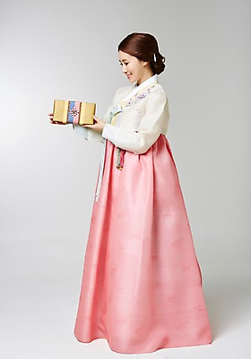 포토 JPG 스튜디오촬영 전신 한국전통 여자 명절 포즈 실내 선물 한명 서기 사람 동양인 성인 30대 선물상자 한국인 전통의상 한복 여자만 여자한명만 성인여자만 성인한명만 성인여자한명만 장년만 장년여자만 장년여자한명만 성인만 국내포토 1 전통 기념일 모션 한국 인종 내부 장년 상자 파일형식