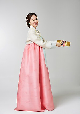 포토 JPG 스튜디오촬영 전신 한국전통 여자 명절 포즈 실내 선물 한명 서기 사람 동양인 성인 30대 선물상자 한국인 전통의상 한복 여자만 여자한명만 성인여자만 성인한명만 성인여자한명만 장년만 장년여자만 장년여자한명만 성인만 국내포토 1 전통 기념일 모션 한국 인종 내부 장년 상자 파일형식