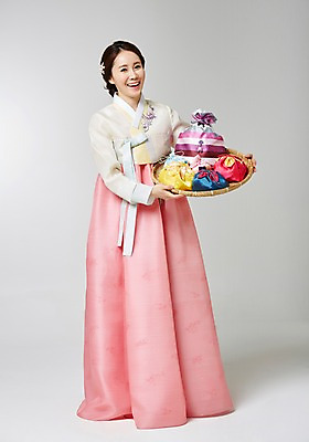 포토 JPG 스튜디오촬영 전신 한국전통 여자 명절 복주머니 실내 표정 한명 서기 미소 사람 동양인 성인 30대 소쿠리 한국인 전통의상 한복 여자만 여자한명만 성인여자만 성인한명만 성인여자한명만 장년만 장년여자만 장년여자한명만 성인만 국내포토 1 전통 기념일 모션 전통소품 한국 인종 내부 장년 바구니 파일형식