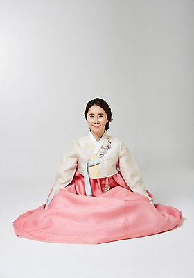 포토 JPG 스튜디오촬영 한국전통 여자 명절 모션 실내 한명 사람 앉기 동양인 성인 30대 한국인 인사 전통의상 한복 여자만 여자한명만 성인여자만 성인한명만 성인여자한명만 장년만 장년여자만 장년여자한명만 성인만 국내포토 1 전통 기념일 한국 인종 내부 장년 예절 파일형식