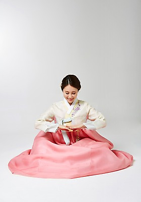 포토 JPG 스튜디오촬영 한국전통 여자 명절 모션 실내 한명 사람 앉기 동양인 성인 30대 한국인 인사 전통의상 한복 여자만 여자한명만 성인여자만 성인한명만 성인여자한명만 장년만 장년여자만 장년여자한명만 성인만 국내포토 1 전통 기념일 한국 인종 내부 장년 예절 파일형식