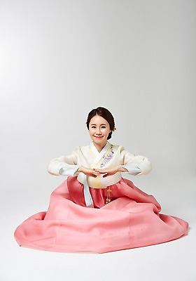 포토 JPG 스튜디오촬영 한국전통 여자 명절 모션 실내 한명 사람 앉기 동양인 성인 30대 한국인 인사 전통의상 한복 여자만 여자한명만 성인여자만 성인한명만 성인여자한명만 장년만 장년여자만 장년여자한명만 성인만 국내포토 1 전통 기념일 한국 인종 내부 장년 예절 파일형식