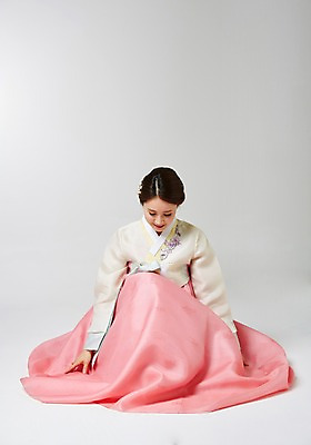 포토 JPG 스튜디오촬영 한국전통 여자 명절 모션 실내 한명 사람 앉기 동양인 성인 30대 한국인 인사 전통의상 한복 여자만 여자한명만 성인여자만 성인한명만 성인여자한명만 장년만 장년여자만 장년여자한명만 성인만 국내포토 1 전통 기념일 한국 인종 내부 장년 예절 파일형식