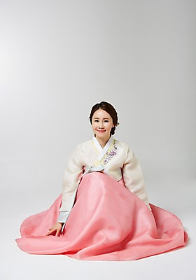 포토 JPG 스튜디오촬영 한국전통 여자 명절 모션 실내 한명 사람 앉기 동양인 성인 30대 한국인 인사 전통의상 한복 여자만 여자한명만 성인여자만 성인한명만 성인여자한명만 장년만 장년여자만 장년여자한명만 성인만 국내포토 1 전통 기념일 한국 인종 내부 장년 예절 파일형식