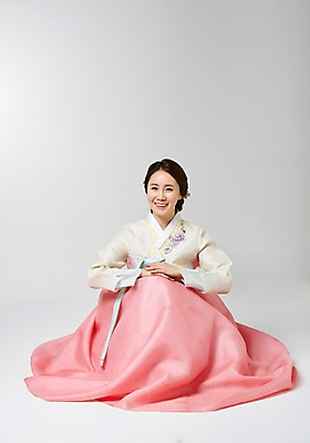 포토 JPG 스튜디오촬영 한국전통 여자 명절 모션 실내 한명 사람 앉기 동양인 성인 30대 한국인 인사 전통의상 한복 여자만 여자한명만 성인여자만 성인한명만 성인여자한명만 장년만 장년여자만 장년여자한명만 성인만 국내포토 1 전통 기념일 한국 인종 내부 장년 예절 파일형식